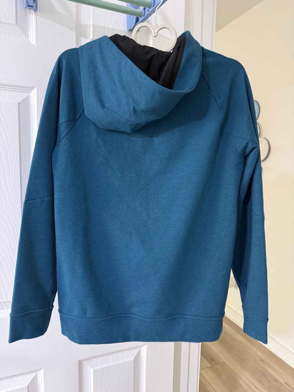 Lululemon Black/Teal Hoodie - Casual Comfort - Picture 2 of 4